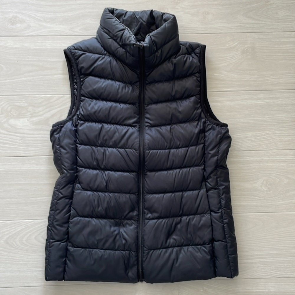 Set/4 Uniqlo Puffer Vests - Picture 8 of 16